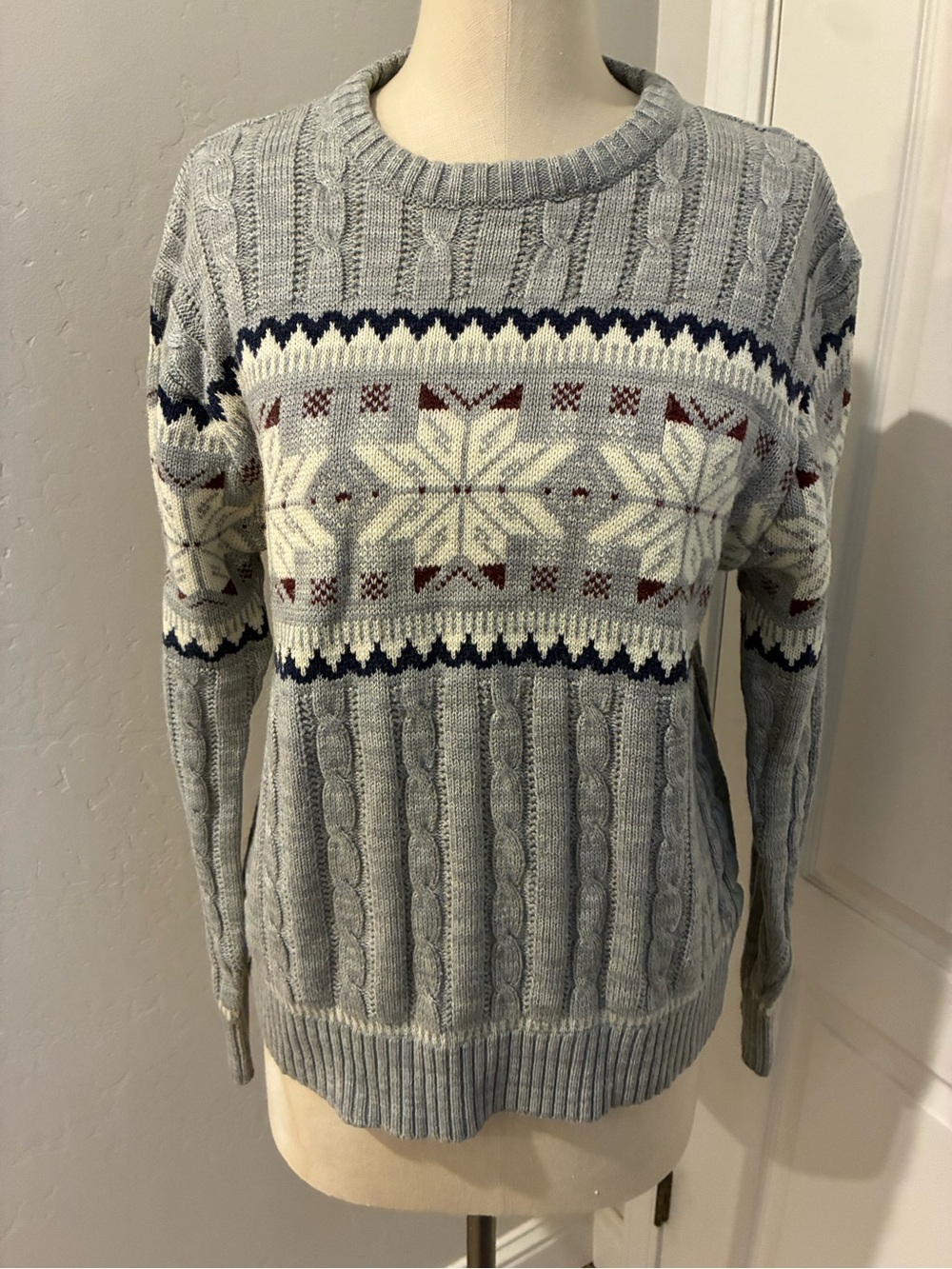 Vintage 90’s Mervyn’s men’s collection Fair Isle Snowflake cable-knit sweater M
